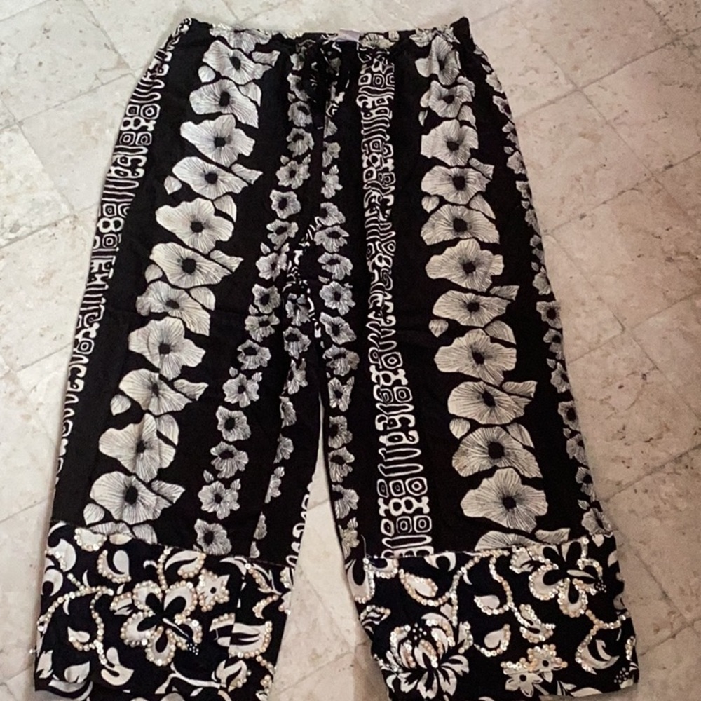 Style Indonesian made capris, relaxed fit, size L. Dry clean because old decor.